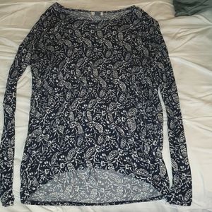 ON- soft Navy/white pattern top
